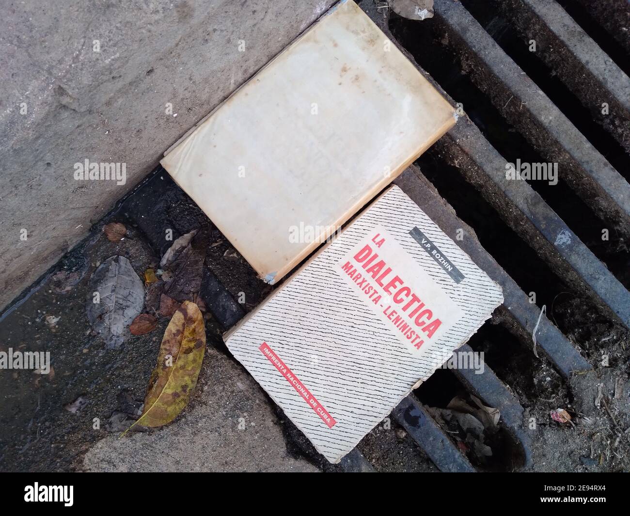 Les livres sur le marxisme-léninisme sont jetés par un trottoir à Santa Clara, Cuba. Banque D'Images