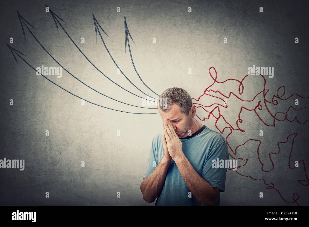 Pensif homme d'âge moyen, garde les mains comme la prière essayant de mettre et de concentrer son esprit. Concept de traitement de l'information comme les lignes de mess viennent par la tête et Banque D'Images