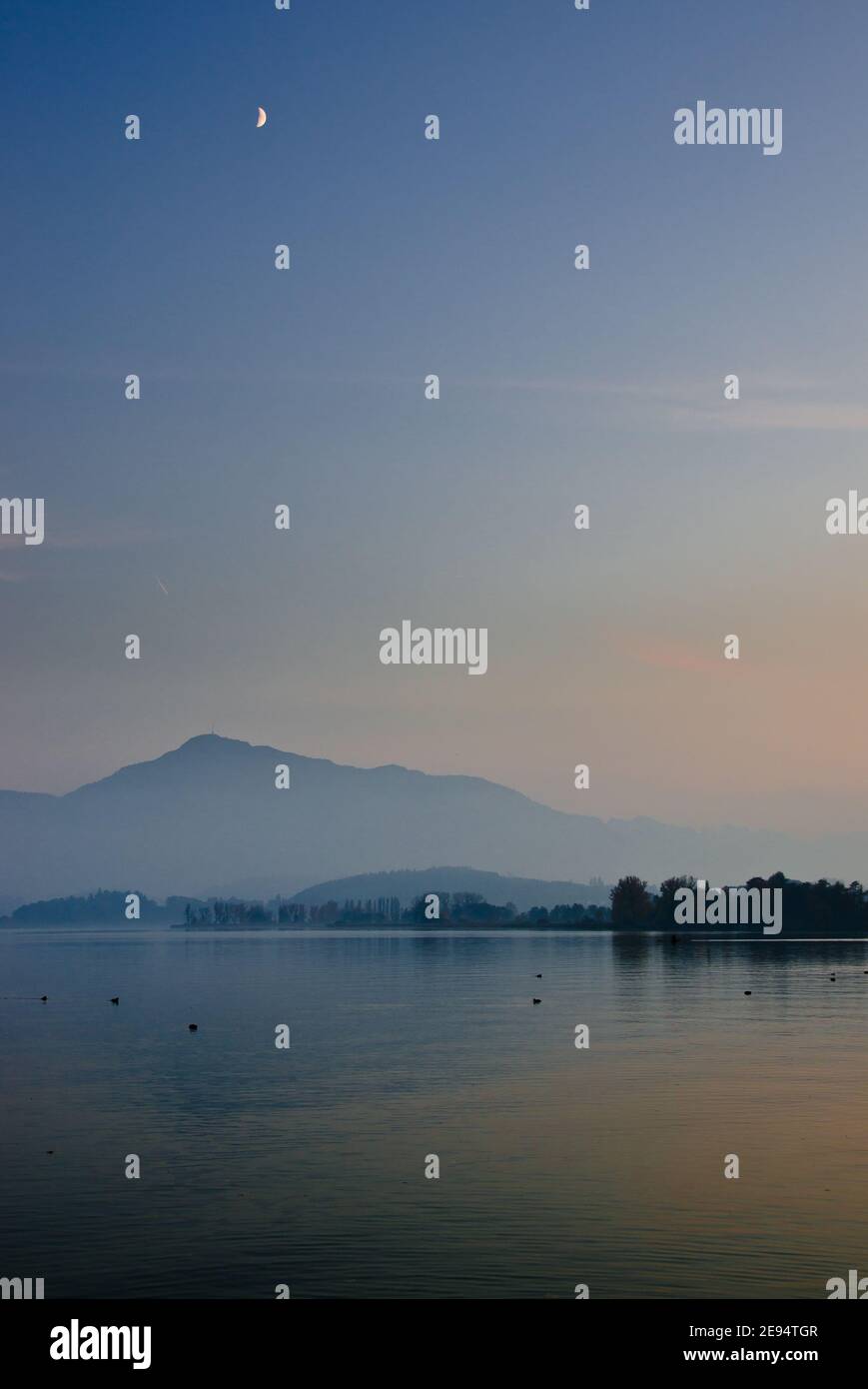 Lac Zug – beau lac des alpes suisses, situé entre le lac de Lucerne et le lac de Zurich. Banque D'Images