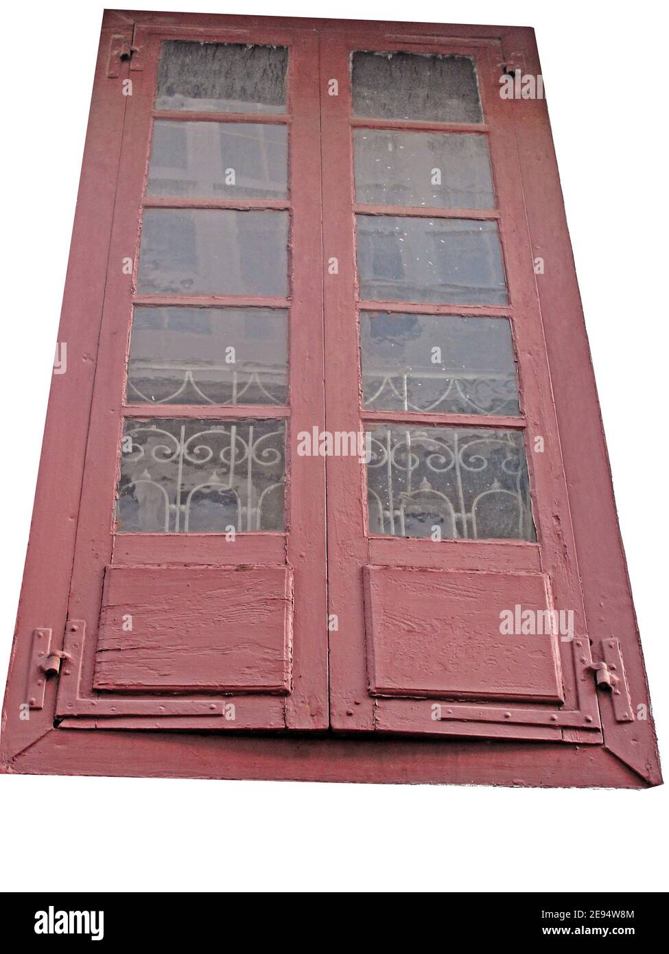 Ancienne fenêtre en bois rouge sur un mur blanc Banque D'Images