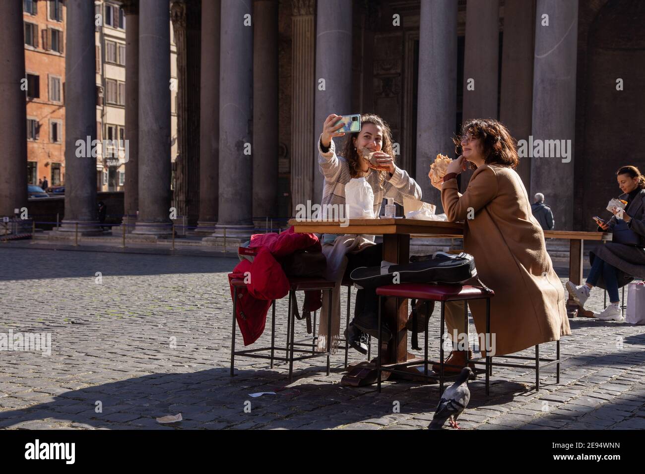 Rome, Italie. 02 février 2021. Les gens mangent assis dans un restaurant en face du Panthéon à Rome (photo par Matteo Nardone/Pacific Press) Credit: Pacific Press Media production Corp./Alay Live News Banque D'Images