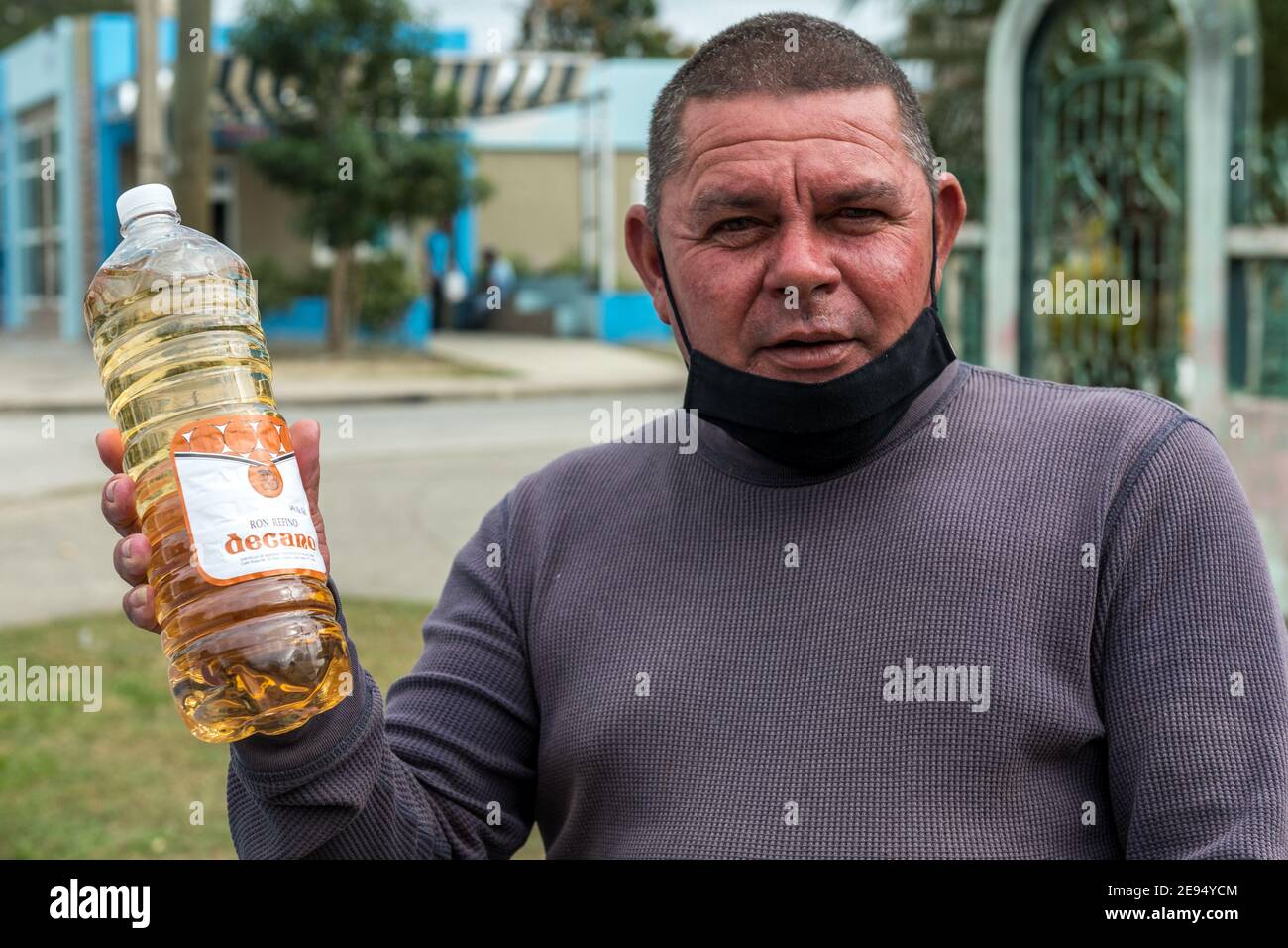 Homme cubain avec une bouteille de rhum en plastique de la marque Decano à Santa Clara, Cuba Banque D'Images