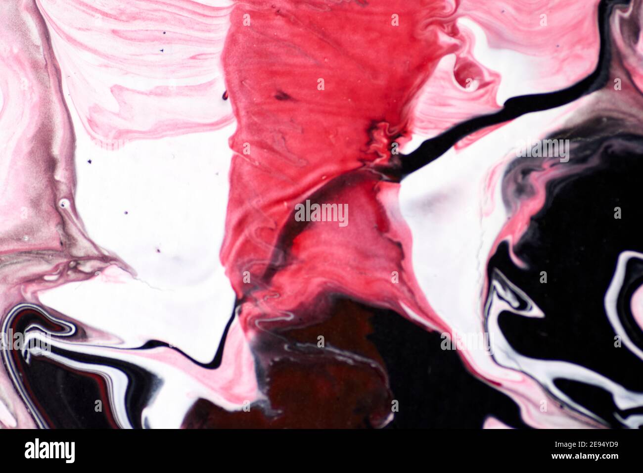 Photo macro d'un mélange de peinture acrylique et d'huile sur fond de papier marbré. Banque D'Images