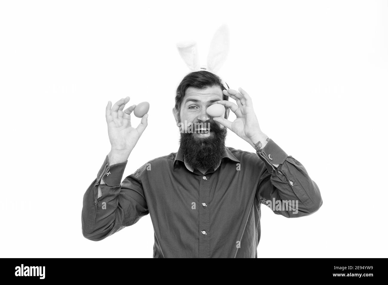 Fête des œufs. Happy hipster tenir l'oeuf à l'œil. Lapin de Pâques apportant des friandises aux œufs. Coloration et décoration des oeufs pour le pascha. Préparation et célébration des vacances. Printemps et nouvelle vie. Renaissance et renouvellement. Banque D'Images