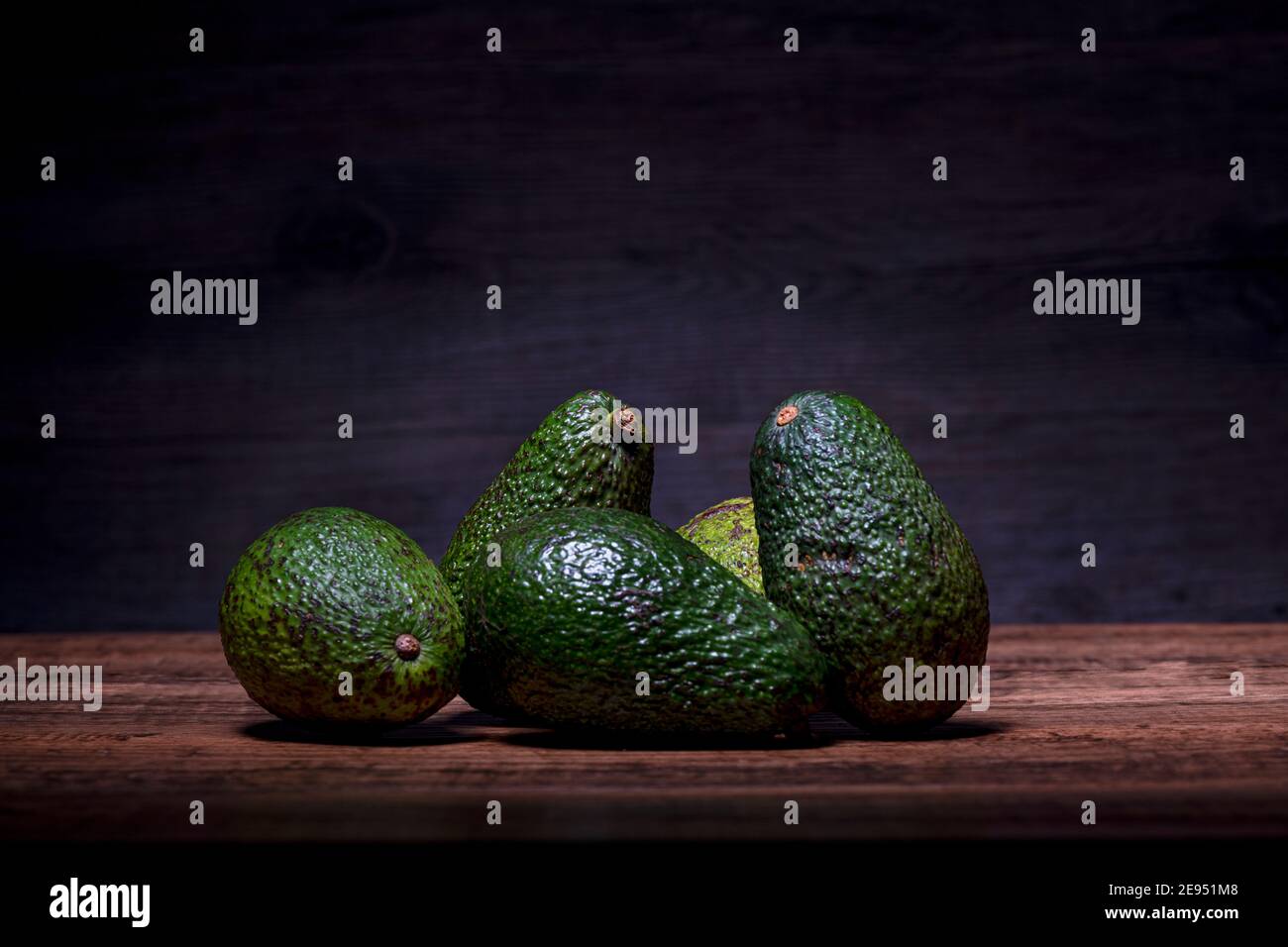 pile d'avocats frais sur une table en bois. Concept de saine alimentation. Banque D'Images