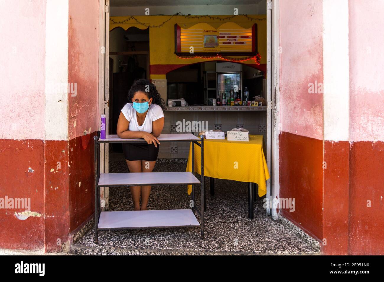 Serveur portant un masque de protection dans une petite entreprise privée à Santa Clara, Cuba Banque D'Images