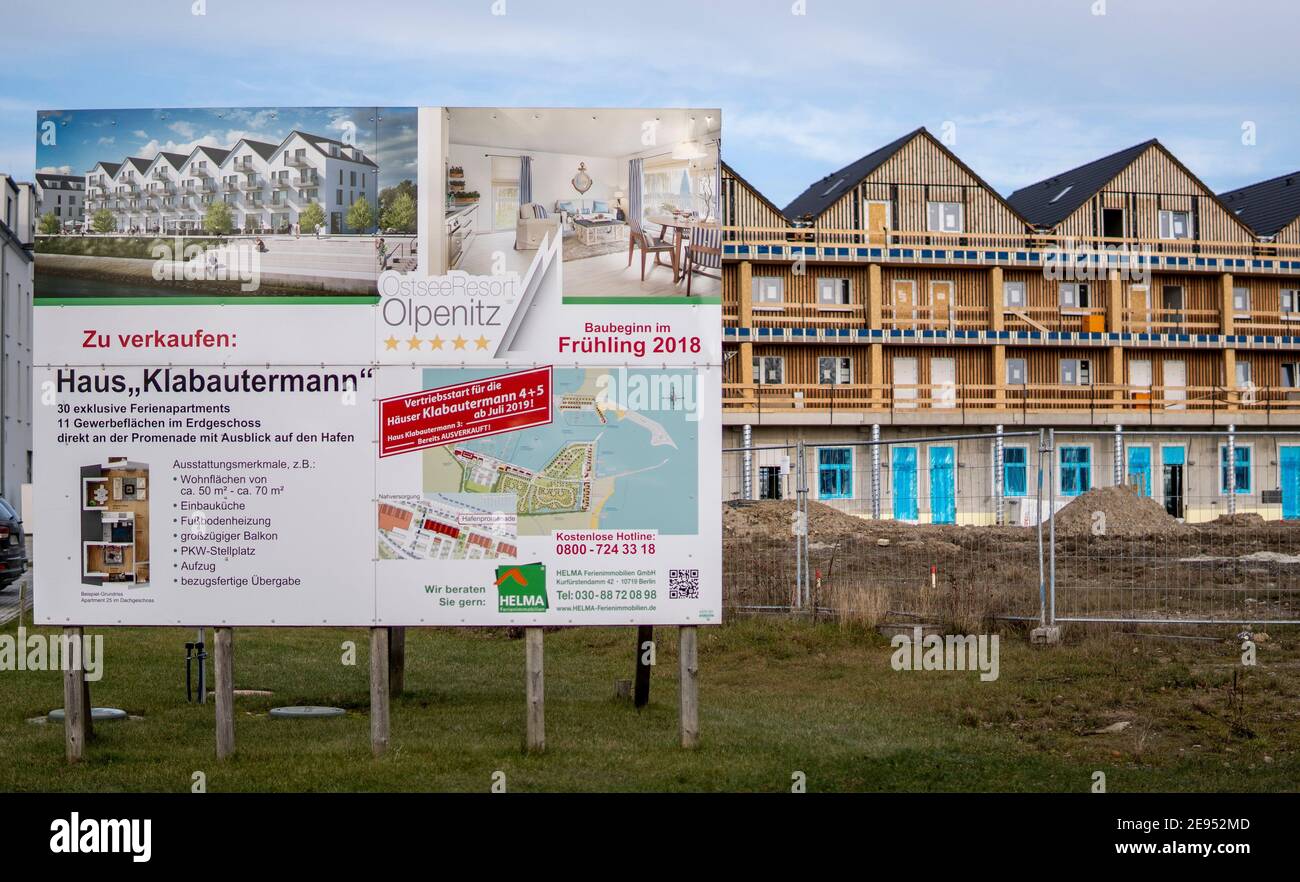 Olpenitz, Allemagne. 02 février 2021. Un panneau de vente annonce des appartements et des propriétés commerciales dans l'OstseeResort Olpenitz près de Kappeln. Credit: Axel Heimken/dpa/Alay Live News Banque D'Images