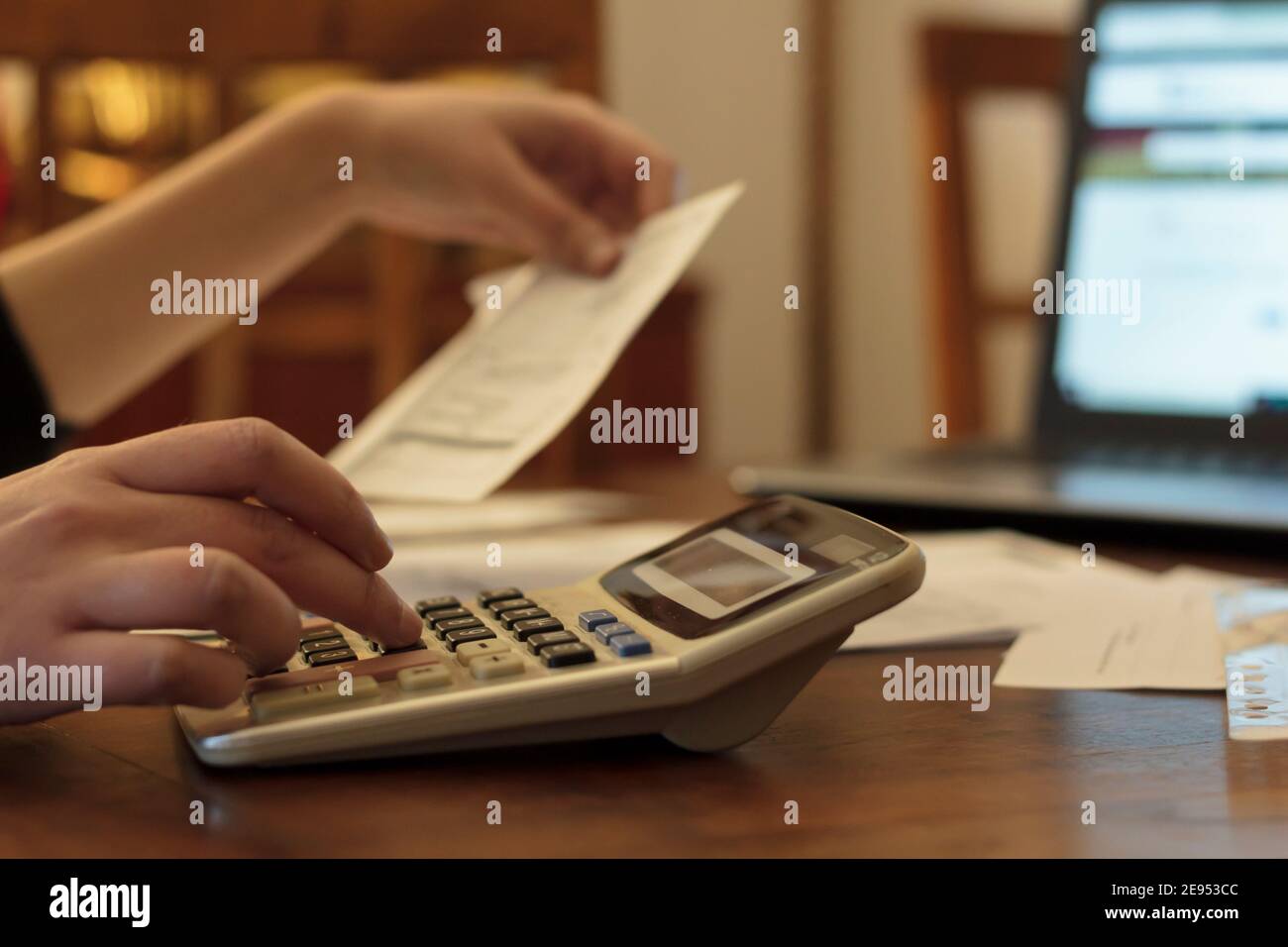 Femme qui fait de la comptabilité financière. Épargne, finances et économie concept Banque D'Images