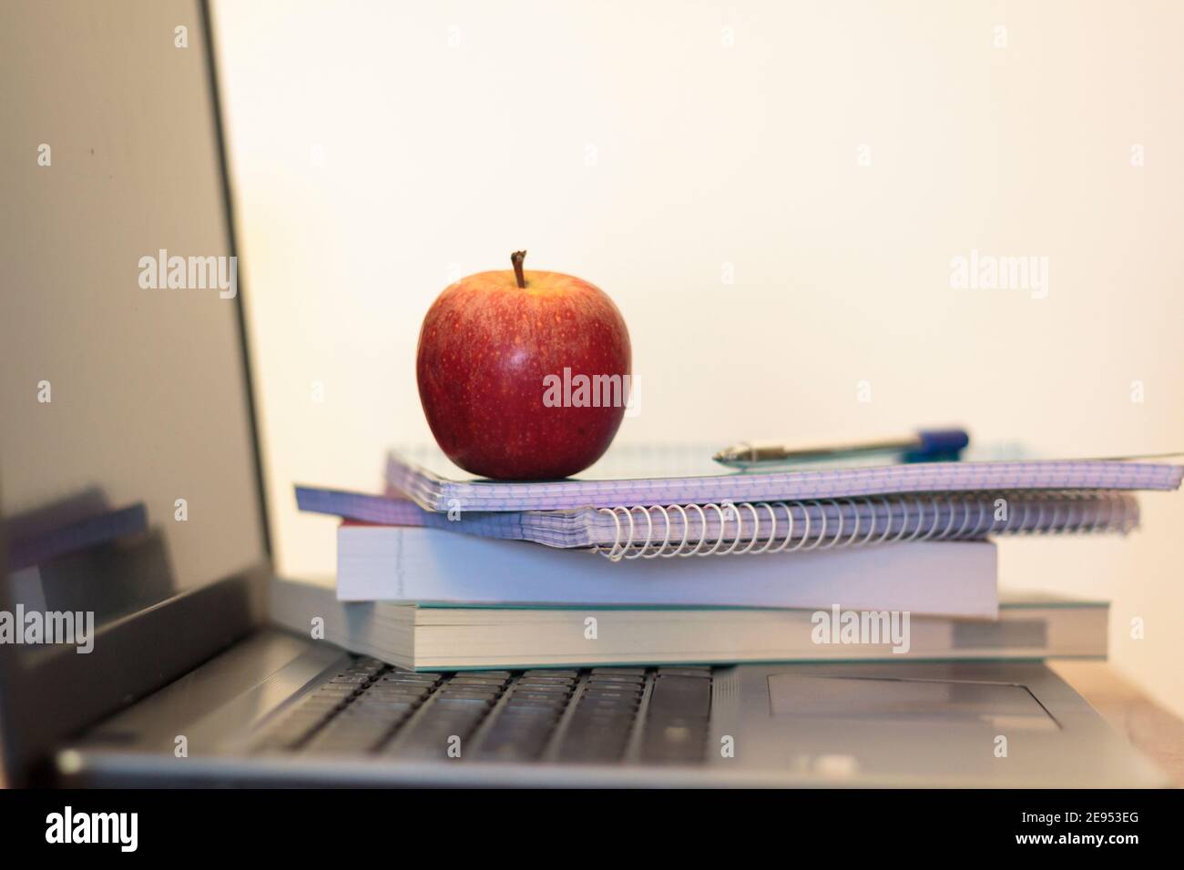 Livres, ordinateur portable et Apple sur ordinateur portable. École en ligne, concept d'e-learning Banque D'Images