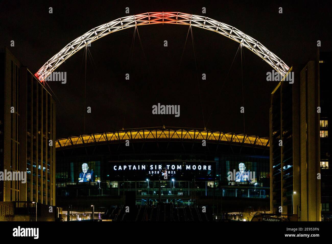 Stade Wembley, Wembley Park, Royaume-Uni. 2 février 2021. Le stade Wembley s'est allumé en hommage au capitaine Sir Tom Moore, décédé la semaine dernière après avoir été testé positif pour Covid-19. En raison d'autres médicaments qu'il recevait pour une pneumonie, il n'a pas pu être vacciné. Cet homme de 100 ans, qui a amassé près de 33 millions de livres sterling pour des œuvres caritatives du NHS en parcourant 100 tours de son jardin, a été admis dimanche à l'hôpital Bedford. Amanda Rose/Alamy Live News Banque D'Images