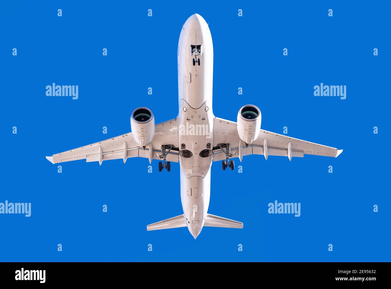 avion de ligne moderne contre un ciel bleu parfait Banque D'Images