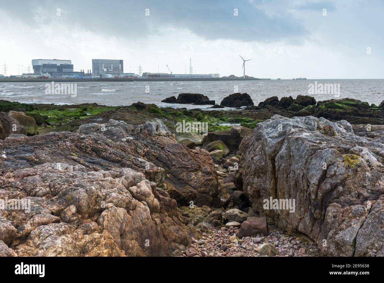 Heysham un et deux réacteurs nucléaires vus des falaises de Heysham. Banque D'Images