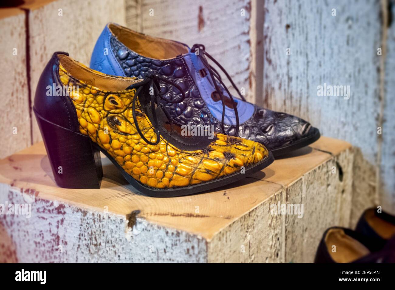 Chaussures Fluevog dans un magasin, Toronto, Canada Photo Stock - Alamy