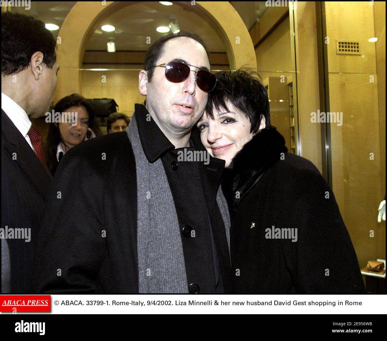 © ABACA. 33799-1. Rome-Italie, 9/4/2002. Liza Minnelli et son nouveau mari David Gest magasinent à Rome Banque D'Images