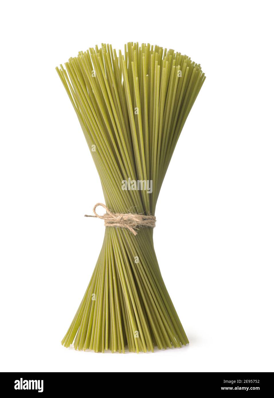 Bouquet de spaghetti d'épinards non cuits verts isolés sur blanc Banque D'Images