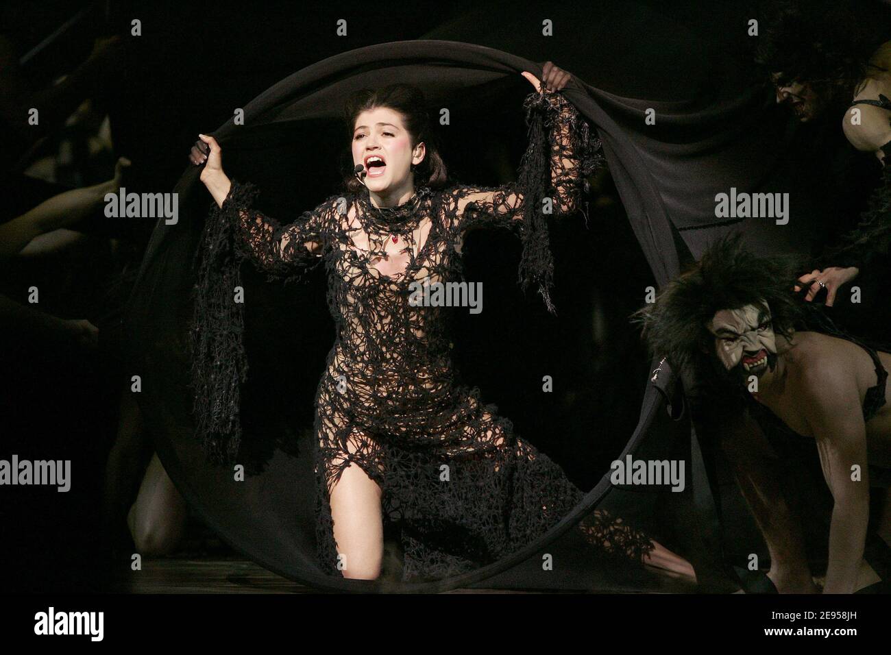 Lysa Ansaldi (Madame de Montespan) se produit lors du dernier spectacle musical 'le Roi Soleil' dans la salle de concert 'le Palais des Sports' à Paris, France, le 8 janvier 2006. Photo de Laurent Zabulon/ABACAPRESS.COM Banque D'Images