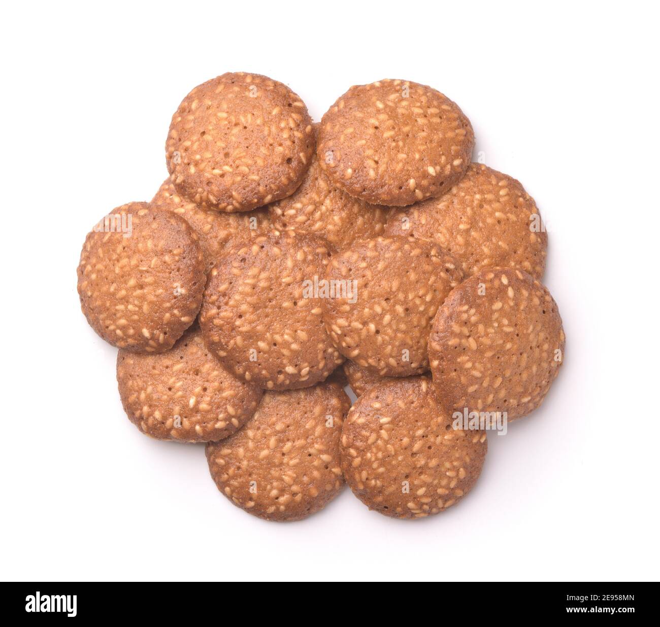 Pile de biscuits de graines de sésame isolés sur blanc Banque D'Images