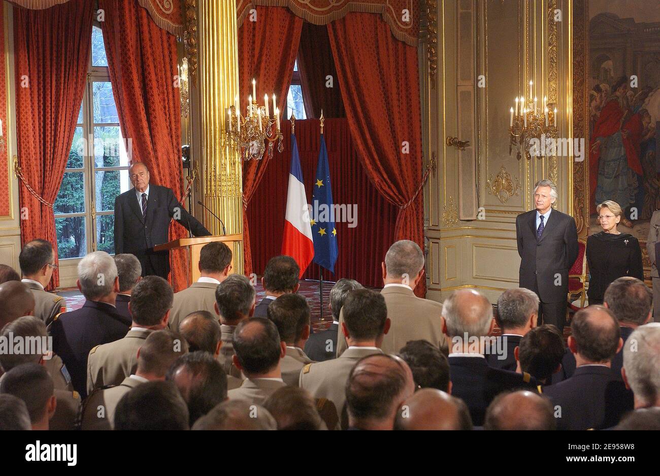 Le Premier ministre français Dominique de Villepin et la ministre de la Défense Michele Alliot-Marie écoutent le président Jacques Chirac qui donne son nouvel an d'adresse à l'armée à l'Elysée Palace à Paris, en France, le 9 janvier 2006. Photo de Giancarlo Gorassini/ABACAPRESS.COM Banque D'Images