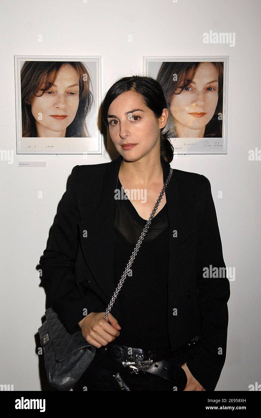 L'actrice française Amira Casar (portant un sac à main Chanel) participe à  l'exposition « la Femme aux Portraits » dédiée aux photos d'Isabelle  Huppert réalisées avec des photographes célèbres au Couvent des