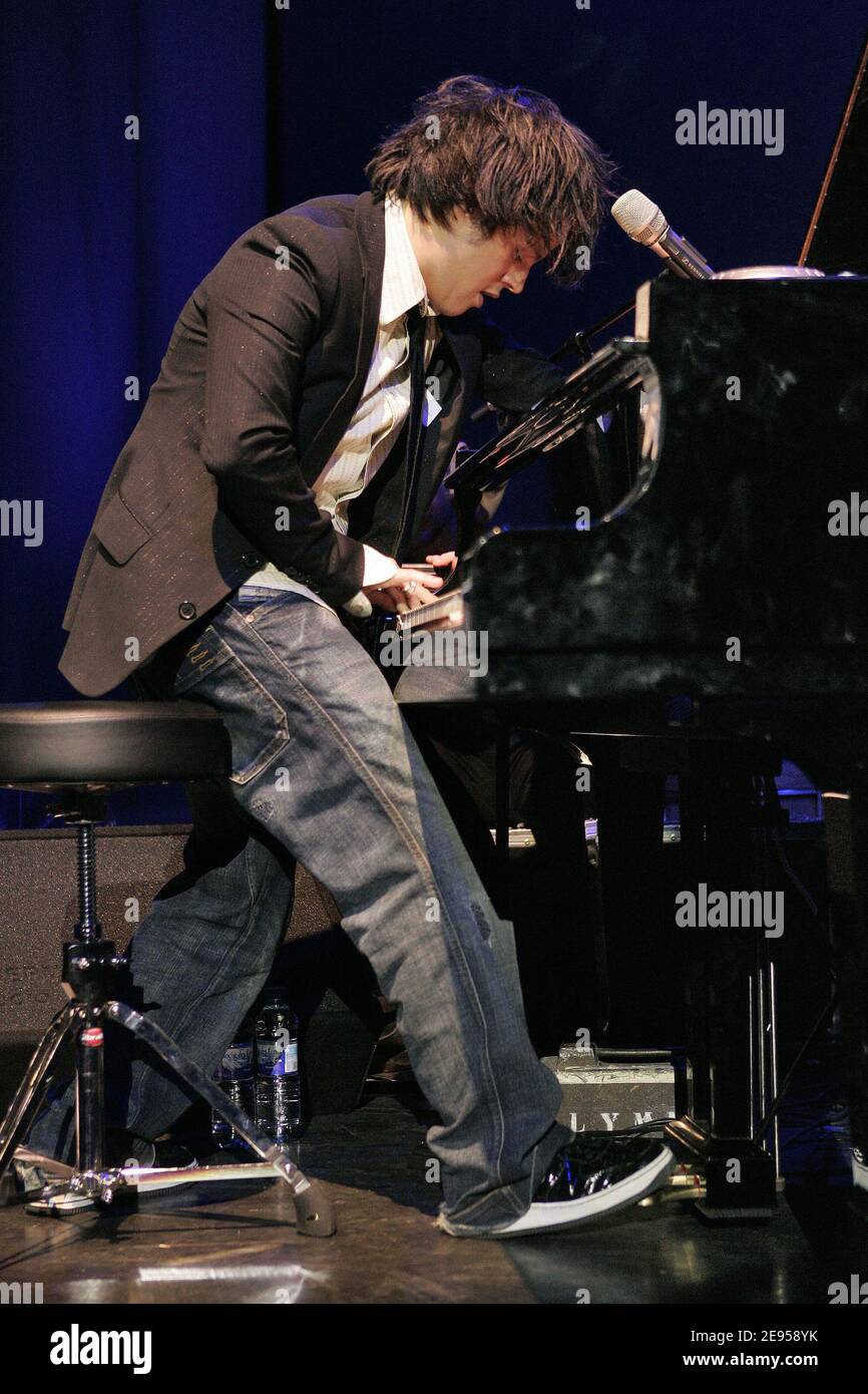 Le chanteur britannique Jamie Cullum se produit en direct sur scène à l'Olympia, à Paris, en France, le 9 janvier 2006. Photo de Laurent Zabulon/ABACAPRESS.COM Banque D'Images