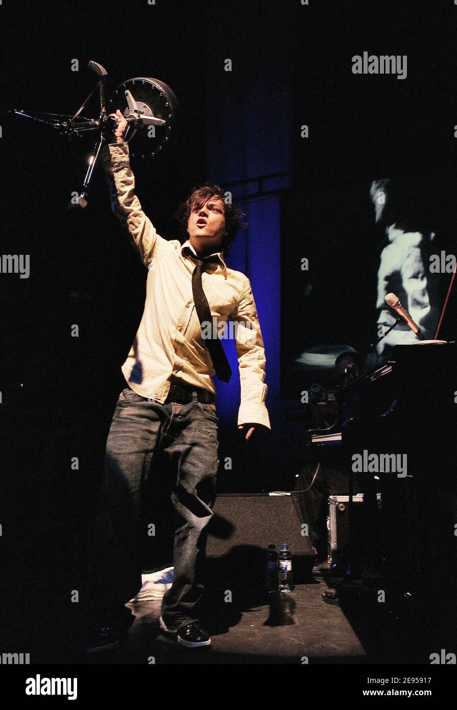 Le chanteur britannique Jamie Cullum se produit en direct sur scène à l'Olympia, à Paris, en France, le 9 janvier 2006. Photo de Laurent Zabulon/ABACAPRESS.COM Banque D'Images