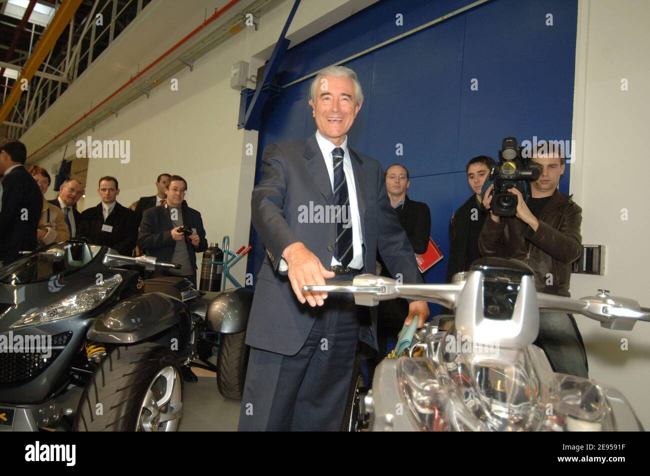 Le ministre français de l'éducation nationale, Gilles de Robien, pose devant un véhicule équipé par le GENEPAC, à Carrires-sous-Poissy, près de Paris, France, le 9 janvier 2006. Le GENEPAC est la première pile à combustible développée par le Partenariat entre PSA Peugeot Citroën et le CEA. PSA Peugeot a inauguré un centre de recherche sur la pile à combustible. Selon PSA, la nouvelle pile offre des performances et une densité de puissance de classe mondiale. Photo de Christophe Guibbbaud/ABACAPRESS.CO Banque D'Images