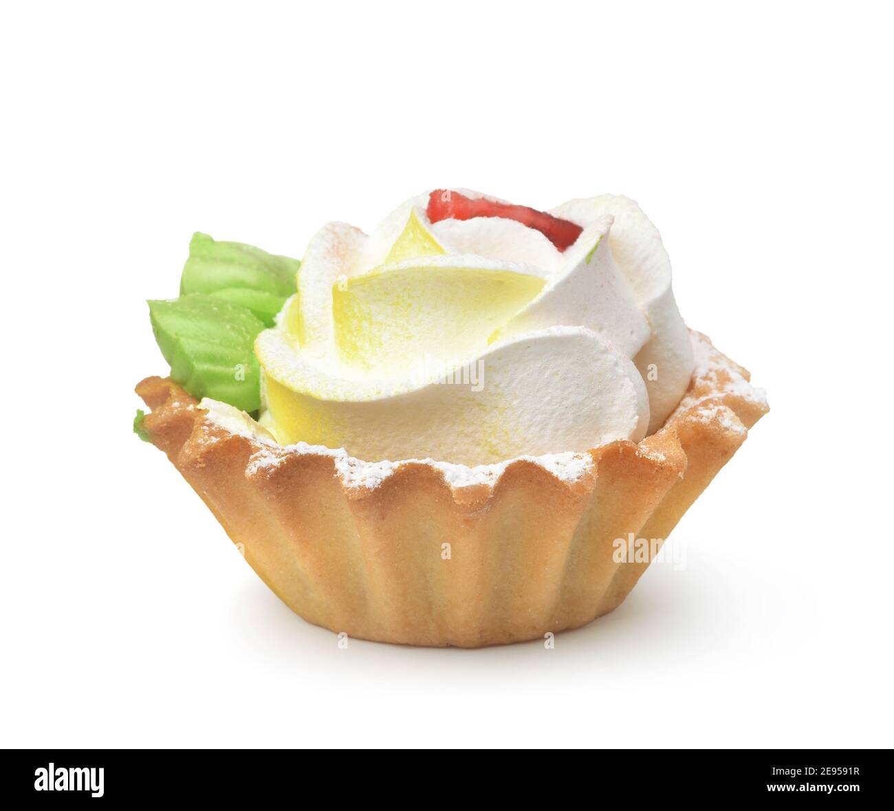 Tartelette avec fleur de crème fouettée isolée sur blanc Banque D'Images