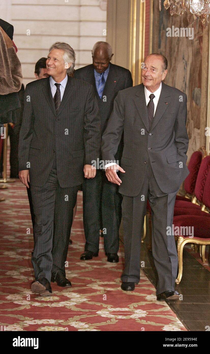 Le Président français Jacques Chirac, avec le Premier ministre Dominique de Villepin, arrive pour recevoir les salutations du nouvel an des représentants d'États étrangers qui ont des accords spéciaux avec la France, à l'Elysée à Paris, en France, le 10 janvier 2006. Photo de Laurent Zabulon/ABACAPRESS.COM Banque D'Images