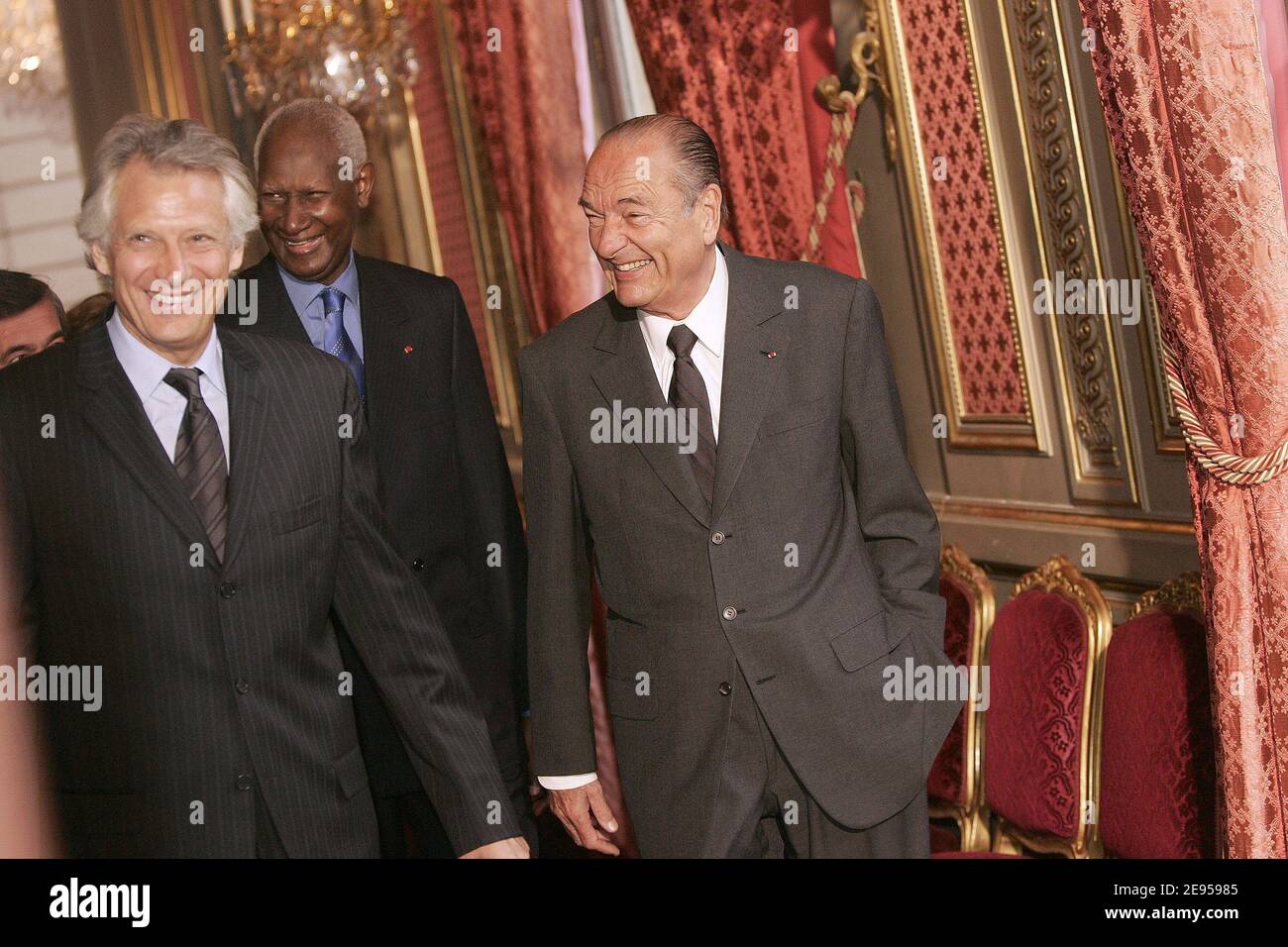 Le Président français Jacques Chirac, avec le Premier ministre Dominique de Villepin, arrive pour recevoir les salutations du nouvel an des représentants d'États étrangers qui ont des accords spéciaux avec la France, à l'Elysée à Paris, en France, le 10 janvier 2006. Photo de Laurent Zabulon/ABACAPRESS.COM Banque D'Images