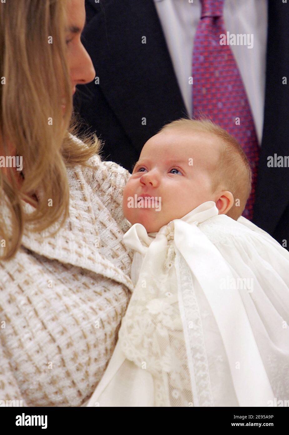 La princesse Letizia pose avec sa fille pour des photographes lors du baptême de la princesse Leonor Borbon-Ortiz au palais de Zarzuela à Madrid, Espagne, le 14 janvier 2006. Photo par Pool/ABACAPRESS.COM. Banque D'Images