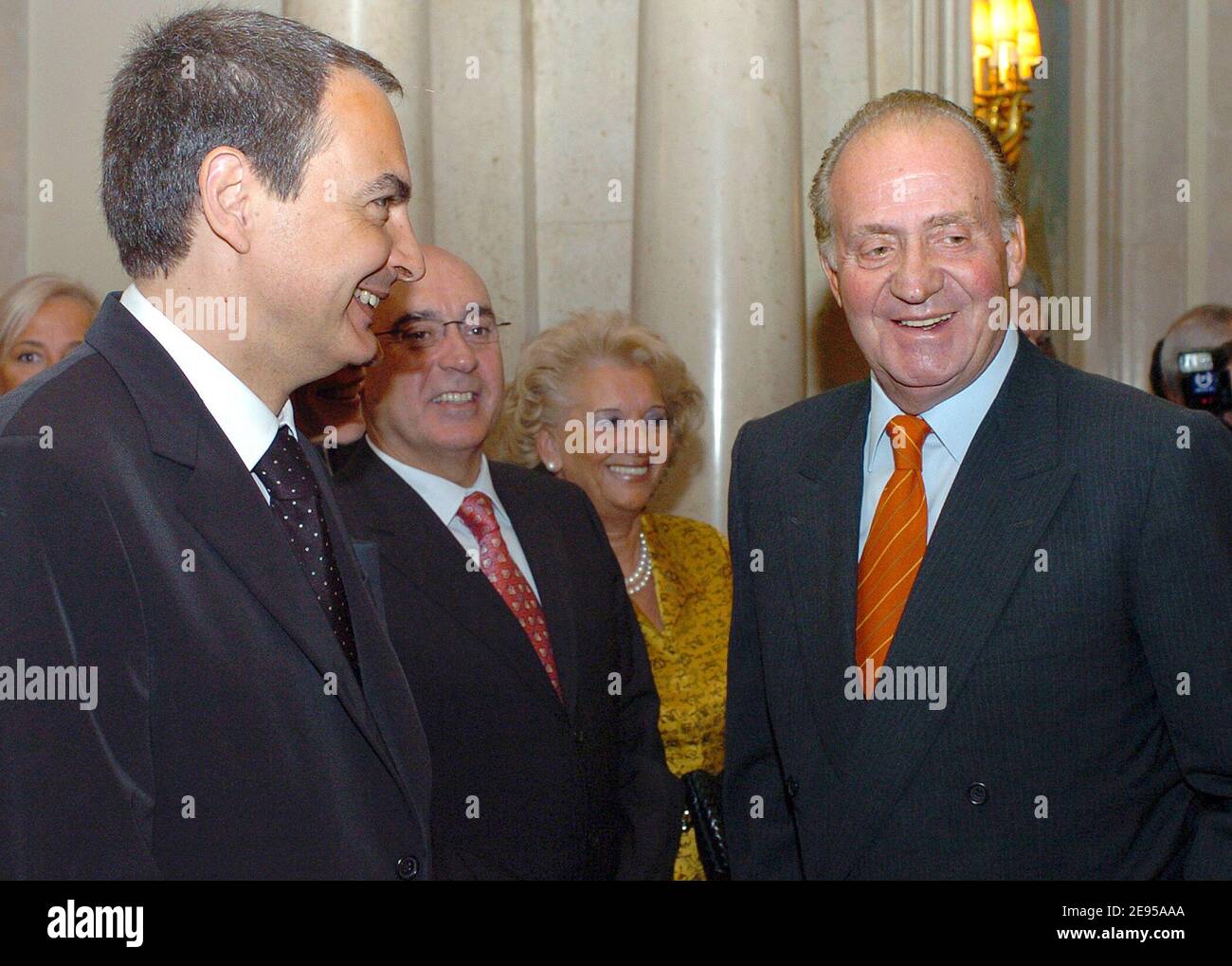 Le 14 janvier 2006, le Premier ministre espagnol José Luis Rodriguez Zapatero s'entretient avec le roi Juan-Carlos lors du baptême de la princesse Infanta d'Espagne, la princesse Leonor Borbon-Ortiz, au palais Zarzuela de Madrid. Photo par Pool/ABACAPRESS.COM Banque D'Images
