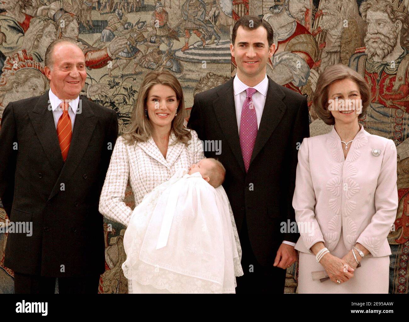 Le roi Juan-Carlos et la reine Sofia posent lors du baptême du prince Felipe des Asturies et de la fille de la princesse Letizia Infanta de l'Espagne la princesse Leonor Borbon-Ortiz au Palais Zarzuela à Madrid, Espagne, le 14 janvier 2006. Photo par Pool/ABACAPRESS.COM Banque D'Images