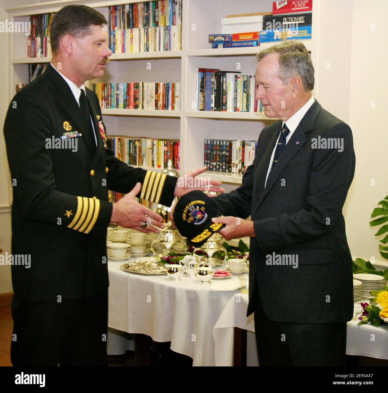 USS San Antonio (LPD 17) le commandant, le capitaine Jonathan M. Padfield, présente à l'ancien président américain George Bush une casquette de bal honorifique, pendant la journée de mise en service à bord de San Antonio. Le président Bush a présenté le discours clé lors de la cérémonie qui s'est tenue à bord de la base navale d'Ingleside, au Texas, le 14 janvier 2006. Photo par USN via ABACAPRESS.COM Banque D'Images