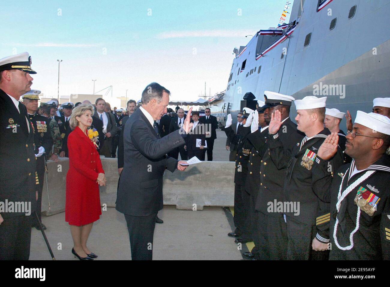 Les marins affectés à l'USS San Antonio (LPD 17) jouissent d'un rare honneur et reçoivent le serment d'enrôlement de l'ancien président américain George Bush, le jour de la mise en service à Ingleside, au Texas, le 14 janvier 2006. Premier de sa classe, l'USS San Antonio (LPD 17) représente un élément clé de la Marine Banque D'Images