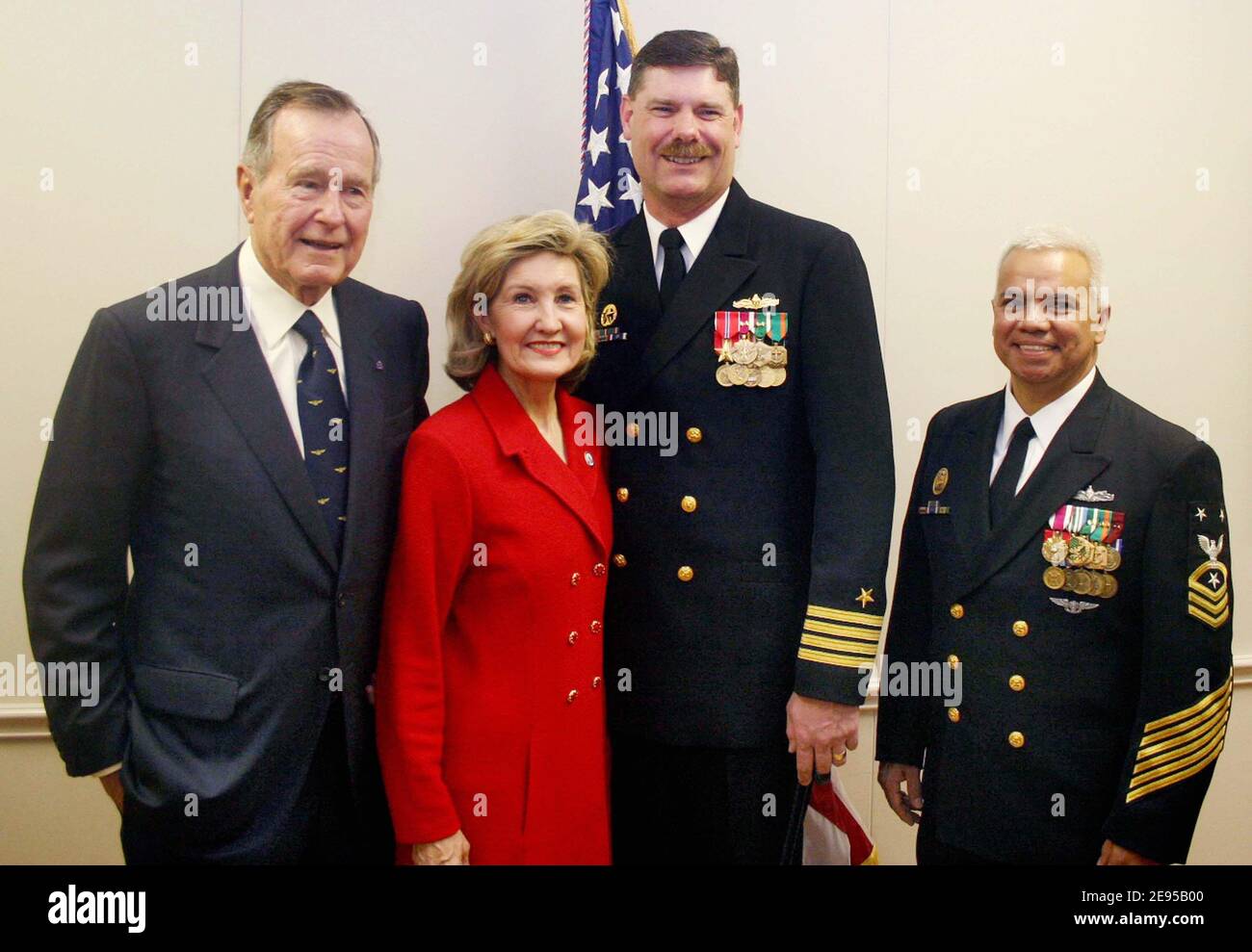 L'ancien président américain George Bush, et le parrain de l'USS San Antonio ShipÀs, le sénateur Kay Bailey Hutchison, rencontrent le commandant de l'USS San AntonioÀs, le capitaine Jonathan M. Padfield, et le CMDCM (SW/AW) Willie de Santiago, le chef de commandement des navires au déjeuner de mise en service samedi morningÊin Ingleside, TX, le 14 janvier 2006. Photo par USN via ABACAPRESS.COM. Banque D'Images