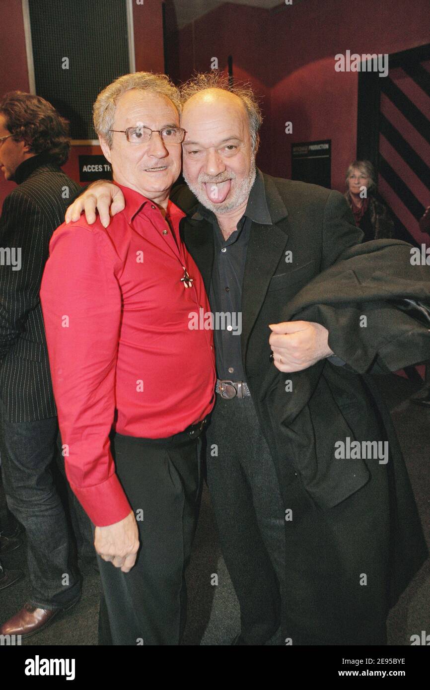 Le réalisateur français Claude Berri pose avec l'humoriste français Daniel Prevost après son dernier spectacle à l'Olympia à Paris, en France, le 16 janvier 2006. Photo de Thierry Orban/ABACAPRESS.COM Banque D'Images