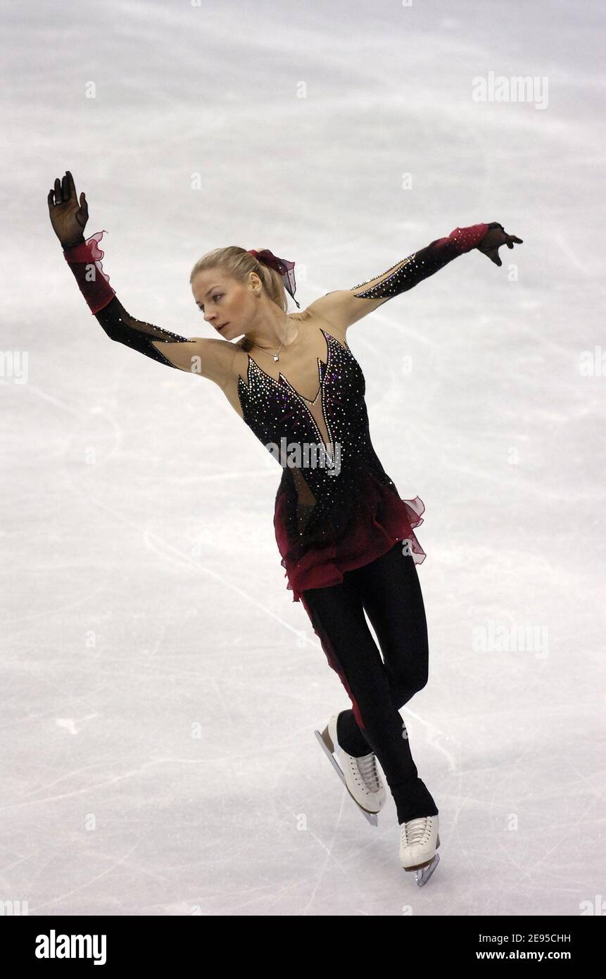 Viktoria Volchkova de Russie participe à un programme court pour dames lors des Championnats européens de patinage artistique de l'UIP, à Lyon, en France, le 18 janvier 2006. Photo de Nicolas Gouhier/CAMELEON/ABACAPRESS.COM Banque D'Images