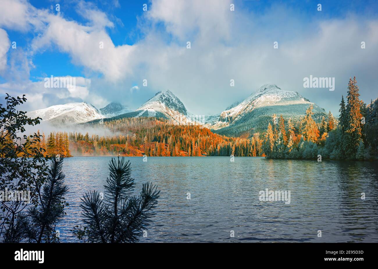 Le matin, vue sur les montagnes des Hautes Tatras - parc national et Strbske pleso (lac de Strbske) en Slovaquie Banque D'Images