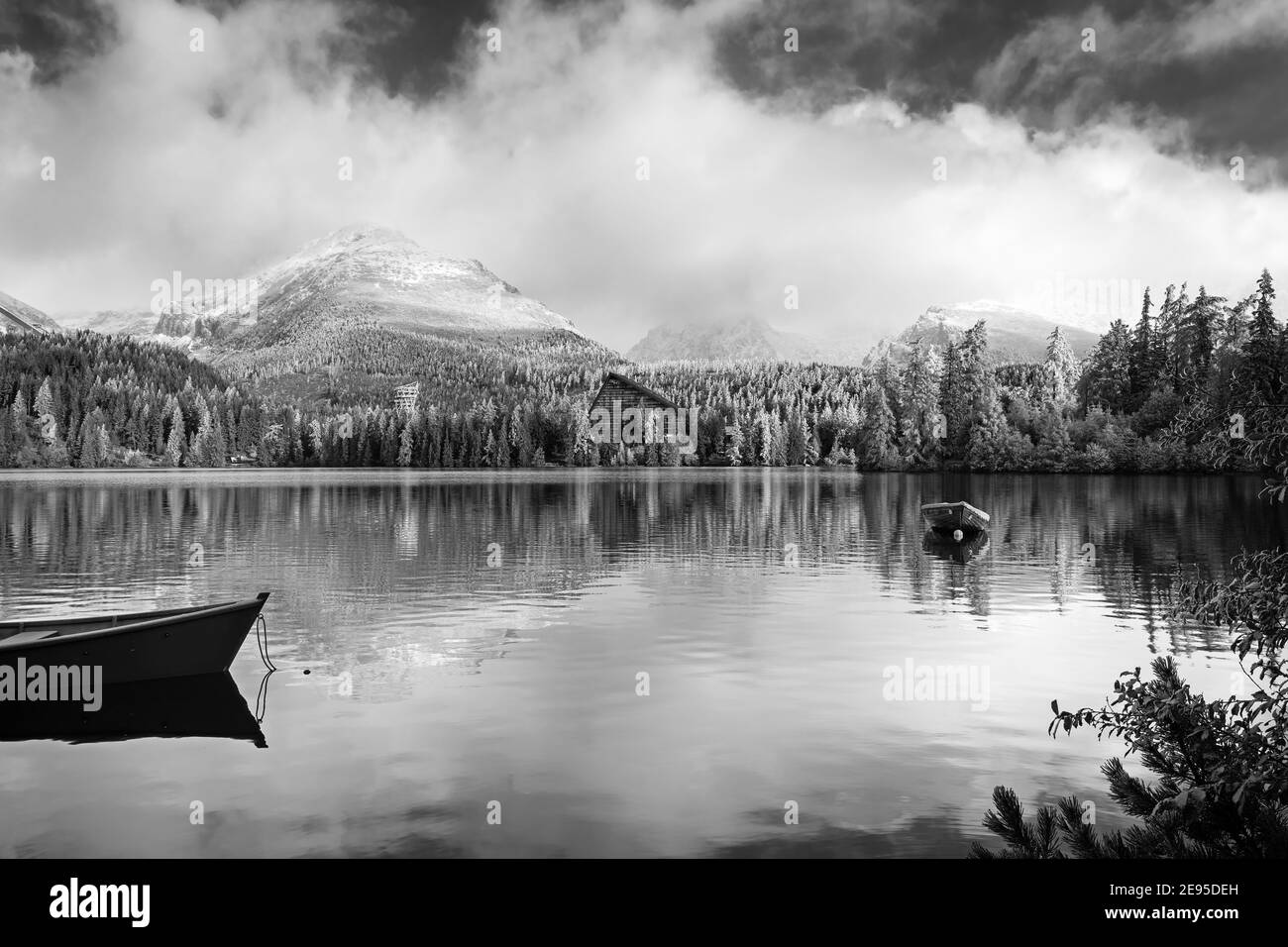 Le matin, vue sur les montagnes des Hautes Tatras - parc national et Strbske pleso (lac de Strbske) en Slovaquie Banque D'Images