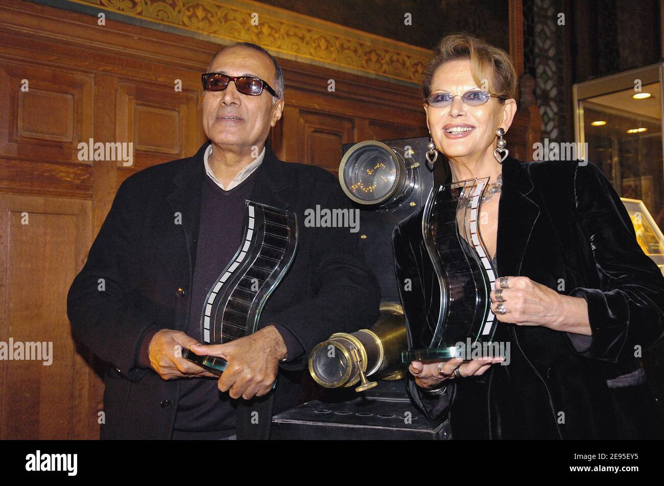 Le réalisateur iranien Abbas Kiarostami et l'actrice italienne Claudia Cardinale posent avec leur prix Henri Langlois lors de la "rencontre internationale du cinéma" et de la cérémonie du Prix Henri Langlois à Vincennes, près de Paris, le 23 janvier 2006. Photo de Nicolas Gouhier/ABACAPRESS.COM Banque D'Images