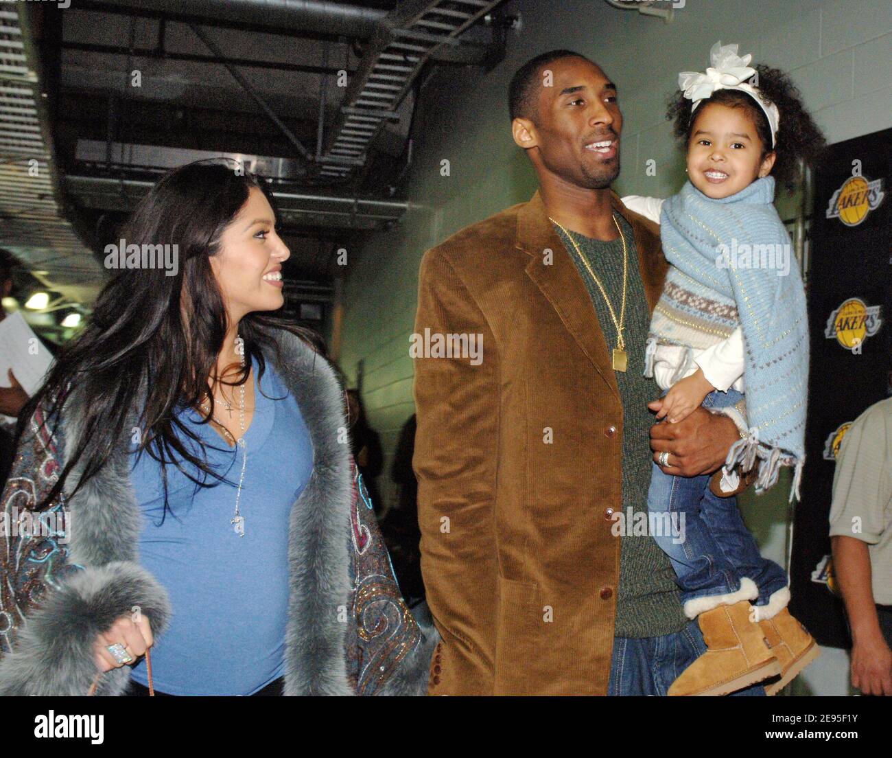 Los Angeles Lakers Kobe Bryant avec sa femme Vanessa Laine et sa fille  Natalia Diamante quittent le Staples Center après avoir marqué 81 points  historiques, le deuxième score le plus élevé de