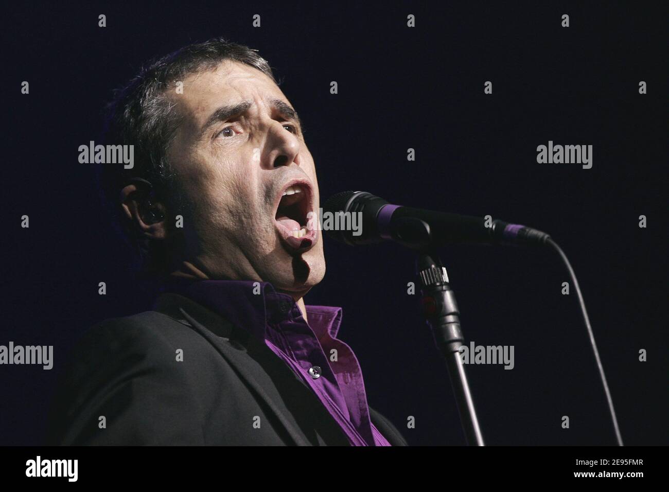 Le chanteur français Julien Clerc joue en direct sur scène à l'Olympia avec son nouvel album 'Double Enfance', à Paris, en France, le 24 janvier 2006. Photo de Laurent Zabulon/ABACAPRESS.COM Banque D'Images