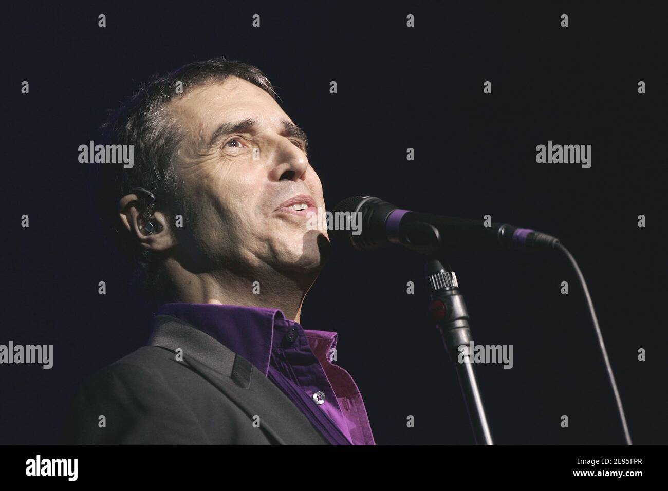 Le chanteur français Julien Clerc joue en direct sur scène à l'Olympia avec son nouvel album 'Double Enfance', à Paris, en France, le 24 janvier 2006. Photo de Laurent Zabulon/ABACAPRESS.COM Banque D'Images
