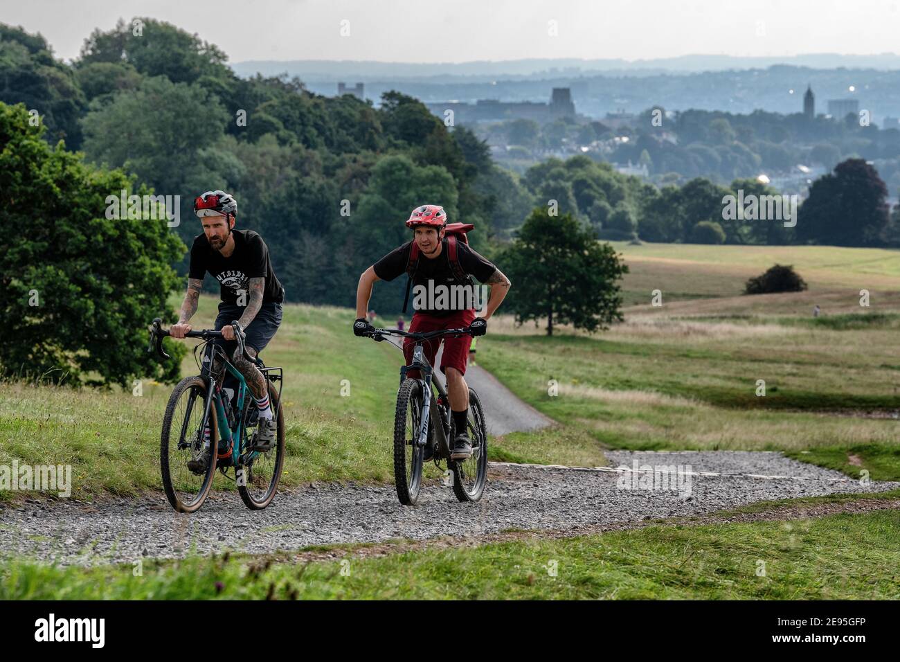 Deux cyclistes passent par Ashton court Estate à Bristol en été. Banque D'Images