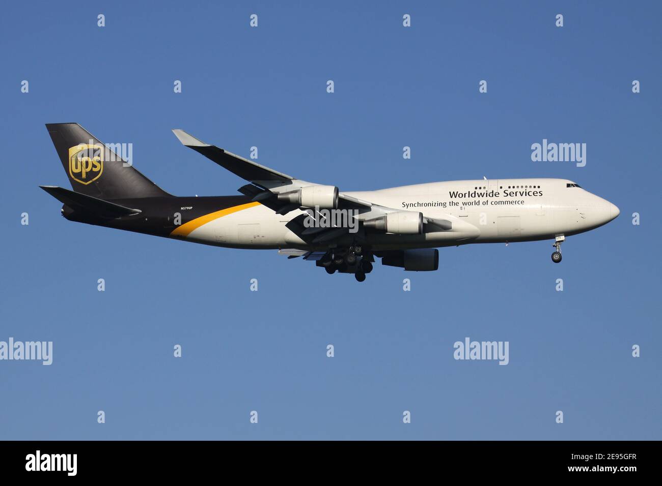 UPS Boeing 747-400BCF avec enregistrement N579UP en finale pour la piste 14L de l'aéroport de Cologne Bonn. Banque D'Images