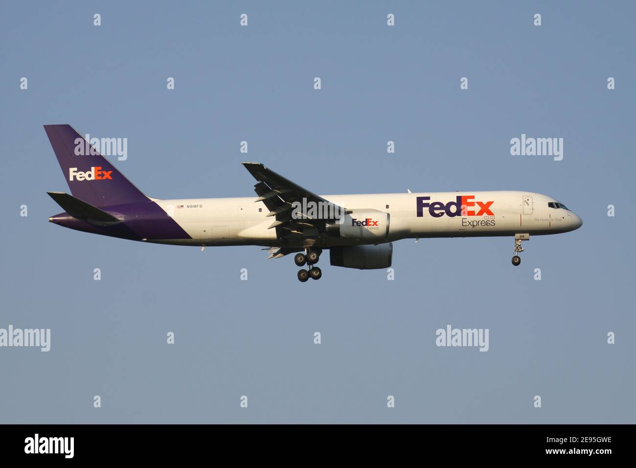 FedEx Boeing 757-200F avec l'enregistrement N918FD sur la finale de la piste 14L de l'aéroport de Cologne Bonn. Banque D'Images