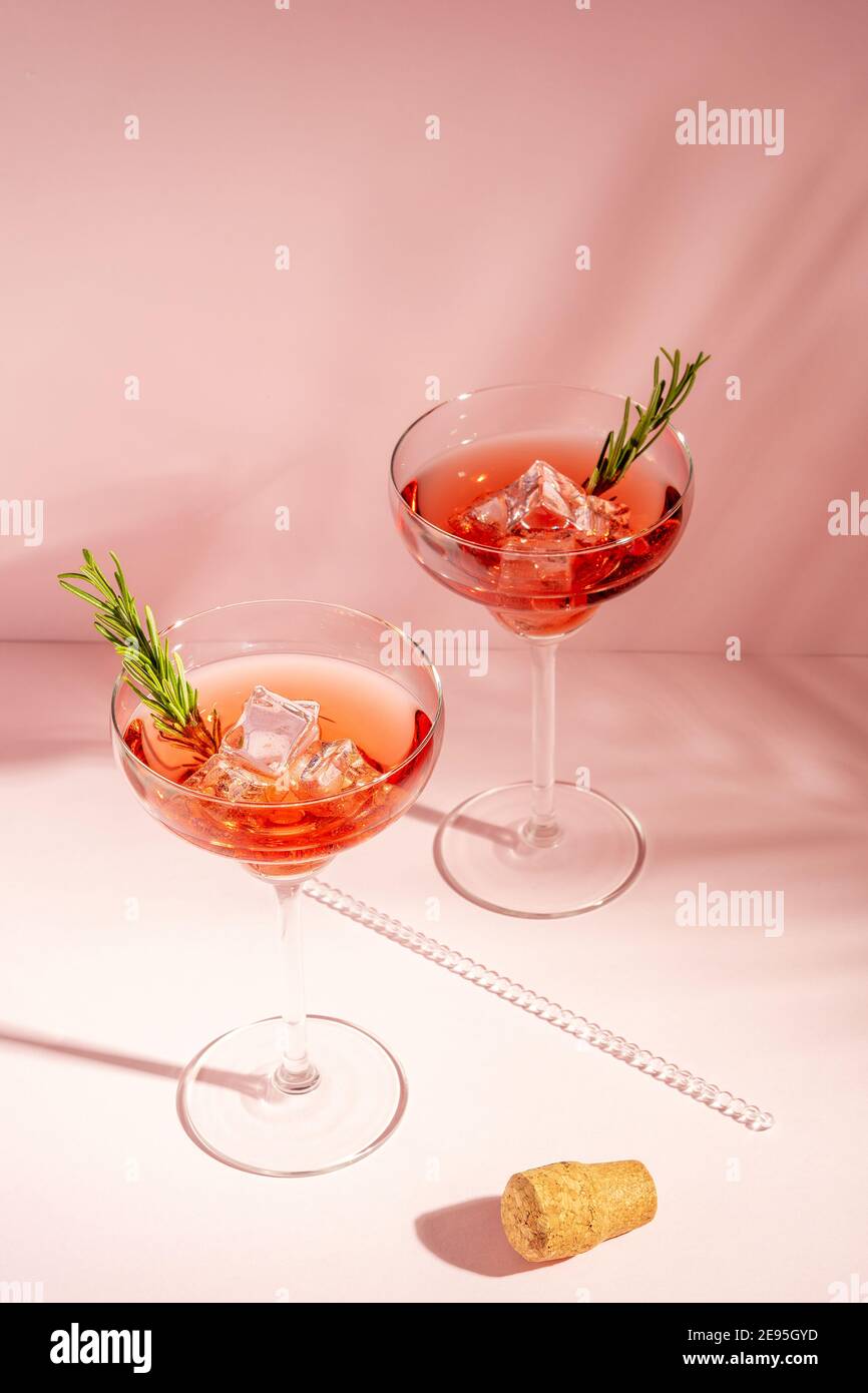 Vue de dessus d'un cocktail rafraîchissant au romarin dans un verre sur un fond lumineux. Concept de fête d'été. Banque D'Images