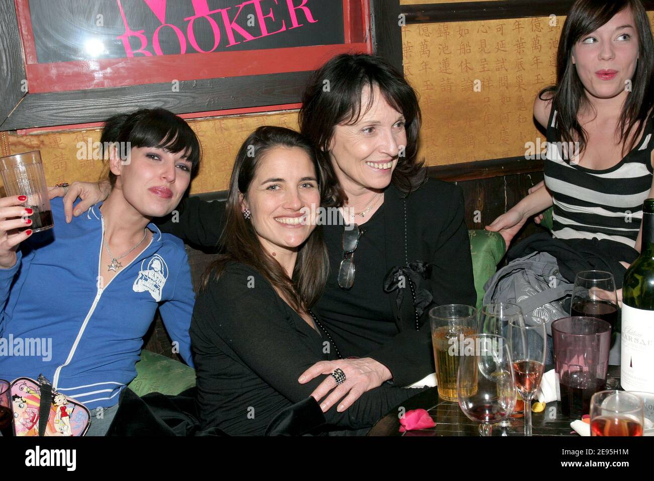 Jean Pierre Ayache Pere De Jennifer EXCLUSIVE, la chanteuse Superbus Jennifer Ayache (fille de Chantal Lauby),  Karine Lazard, Chantal Lauby, assiste à la première de 'Regarde moi' après  la fête qui s'est tenue au club de 'Mandalaray' à