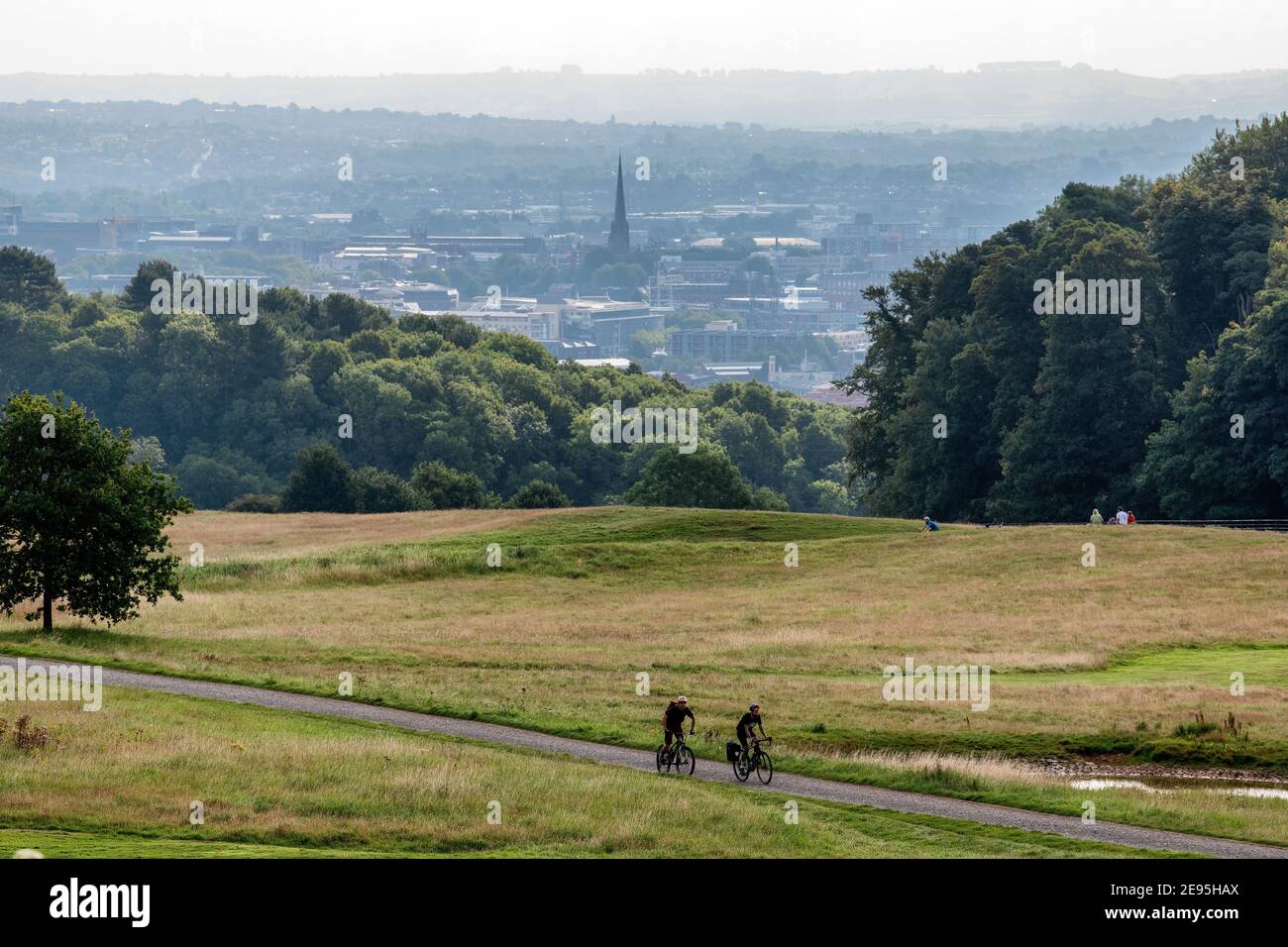Deux cyclistes passent par Ashton court Estate à Bristol en été. Banque D'Images