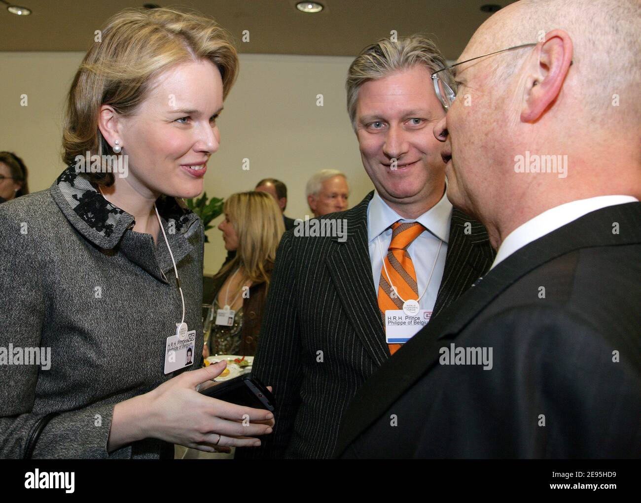 S.A.R. la princesse Mathilde de Belgique et le prince Philippe de Belgique (C) félicitant Klaus Schwab (C), fondateur et Président exécutif du Forum économique mondial, Qui a reçu le prix ''Chevalier Commandant de la plupart Noble ordre de Saint-Michel et Saint-George'pendant la réunion annuelle 2006 du Forum économique mondial à Davos, Suisse, le 27 janvier 2006. Photo de la piscine par Andy Mettler/Forum économique mondial/ABACAPRESS.COM Banque D'Images